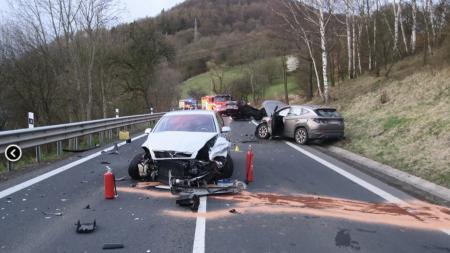 Nehoda ve Stráži nad Ohří si vyžádala dva zraněné. Mladý řidič smetl dvě protijedoucí auta. Jedno z nich skončilo na střeše!